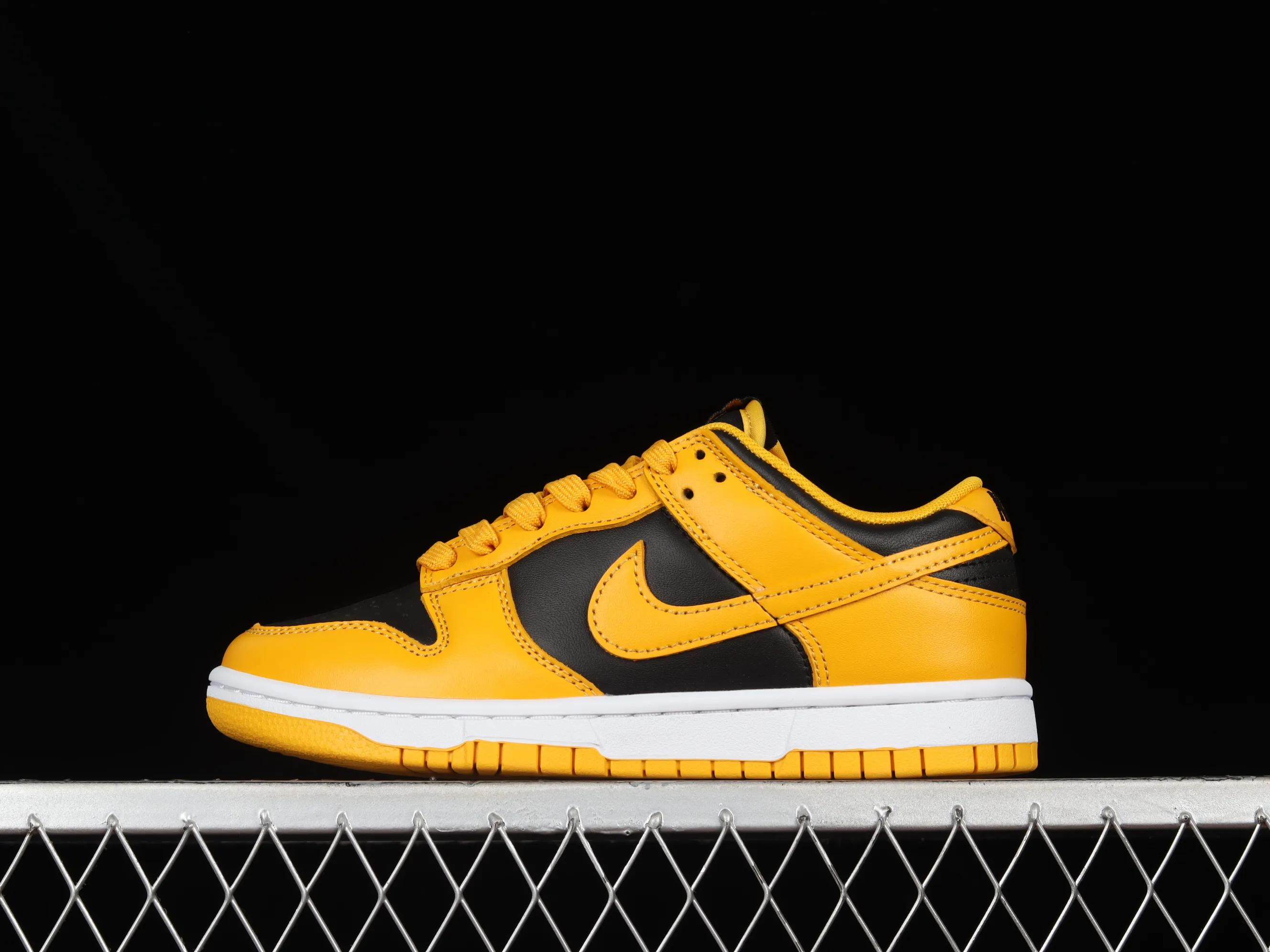 All Categories Nk SB Dunk Series Nk SB Dunk Low Low-top Sneakers J Version Nk Dunk Low "Goldenrod" Black and Yellow University of Iowa SB Smashing Backboard Fashion Casual Sneakers DD1391-004